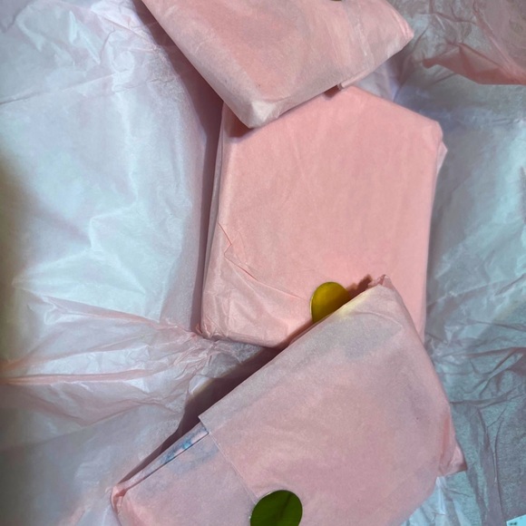 LILLY PULITZER GIFT MATCHING LARGE GIFT SET PRINTED STORAGE BOX W/ EARRINGS ETC - Picture 2 of 11